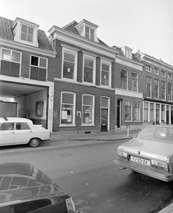 884646 Gezicht op de voorgevel van het pand Lange Nieuwstraat 77 (Buurtwinkel tussen de Grachten) te Utrecht.